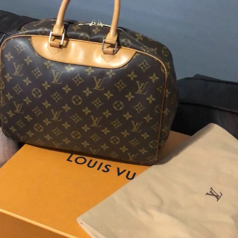 Louis Vuitton Deuville - Picture 16 of 17